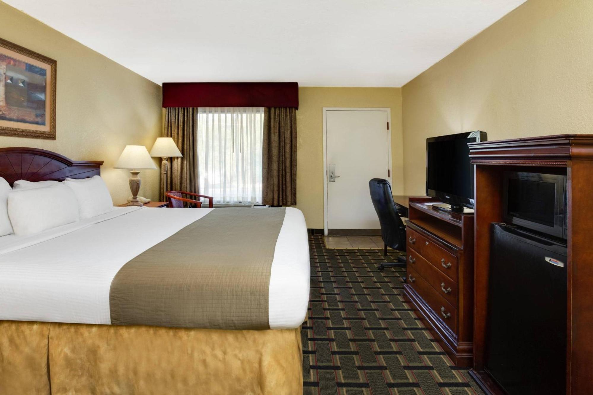 King Room Roll Shower Mobility or Hearing Accessible Non-Smoking,1276664782:JPEG